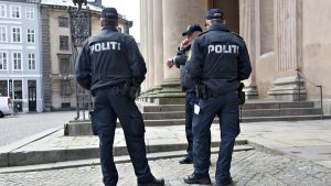 الدنمارك : تاجر مخدرات يستقل سيارة الشرطة بدل الأجرة !