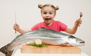 دراسة تكشف فوائد تناول الأطفال للسمك