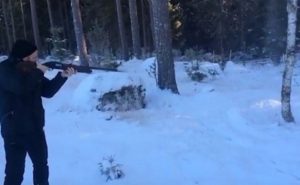 سويدي يقطع الأشجار عبر إطلاق النار عليها ! ( فيديو )
