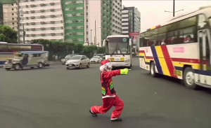 شرطي مرور فلبيني يؤدي عمله بـ ” رقصات أكروباتية ” ! ( فيديو )