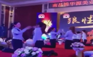 شركة صينية تجبر موظفيها على صفع بعضهم البعض من أجل تعميق العلاقات بينهم ! ( فيديو )