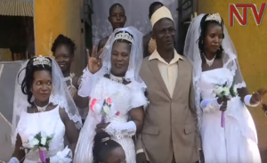 رجل اوغندي يتزوج 3 نساء في يوم واحد ! ( فيديو )