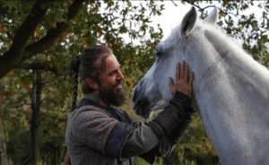 النجم التركي إنجين ألتان الشهير بـ ” أرطغرل ” يشتري حصاناً باهظ الثمن