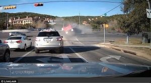 أمريكا : شاحنة تسحق عدة سيارات عند تقاطع طرق في تكساس ( فيديو )