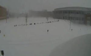 مدينة أمريكية تختفي تحت الثلوج في 60 ثانية ! ( فيديو )