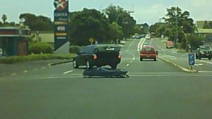 بالفيديو .. جثة تسقط من سيارة في مفترق طرق بنيوزيلندا !