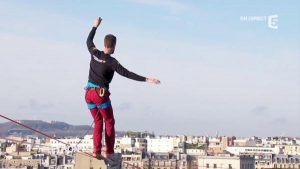 بالفيديو .. مغامر يحقق رقماً قياسياً في المشي على الحبل في سماء باريس