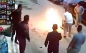 مصريون يحاولون إطفاء أسطوانة غاز مشتعلة بطريقة كارثية ! ( فيديو )