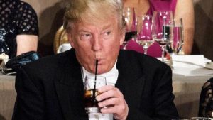 صحيفة : دونالد ترامب يعقد اجتماعاته بملابس النوم و يشرب 12 كوكاكولا يومياً !