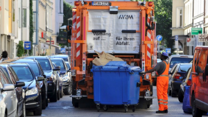 ألمانيا : عمال نظافة يلقون بمشرد كان نائماً داخل ” حاوية ” في شاحنة جمع النفايات
