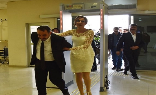 عروس تركية تقيد عريسها بالأصفاد و تقتاده لحفل زفافهما