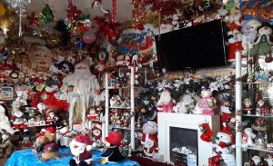 بريطاني يمضي 20 عاماً في تزيين منزله ” للكريسماس ” ! ( فيديو )