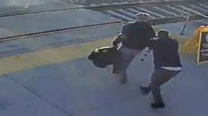بالفيديو .. شاب أمريكي ينقذ رجلاً كفيفاً قبل أن يدهسه القطار