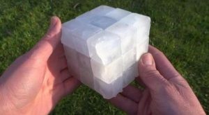 بريطاني يصنع ” مكعب روبيك ” من قطع الجليد ( فيديو )