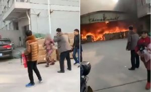 بالفيديو .. صيني يخاطر بحياته وسط النار لينقذ هاتفه الجوال !