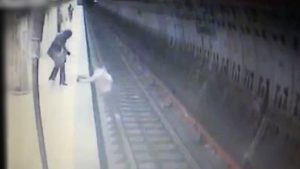 امرأة رومانية تتربص بفتاة و تدفعها تحت عجلات مترو الأنفاق ( فيديو )
