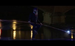 مغامر إيطالي يمشي فوق ” نهر التيبر ” في روما ( فيديو )