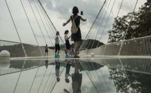 صيني يتعرض لمقلب مرعب على جسر زجاجي ( فيديو )