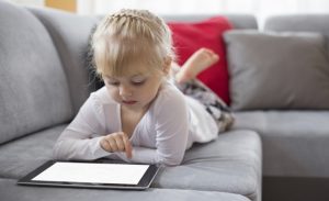 أكاديمية أمريكية تحدد مدة تصفح الأطفال للأجهزة الذكية يومياً