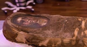 كشف أسرار مومياء طفلة مصرية دفنت قبل 1900 عام مع رسم لوجهها ( فيديو )
