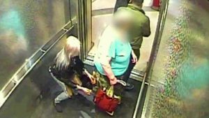 لصة بريطانية تغافل امرأة و تسطو على حقيبتها ( فيديو )
