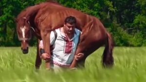 بالفيديو .. أقوى رجل بالعالم يحمل حصاناً و يدق المسامير بيديه !