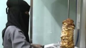 جميع عاملاته نساء .. معلمة شاورما في مطعم سعودي بمدينة جدة ( فيديو )