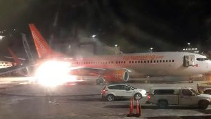 كندا : لحظة تصادم طائرتين في مطار بيرسون ( فيديو )