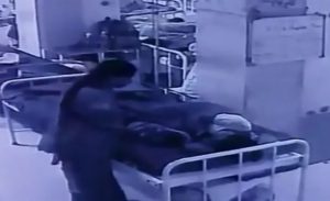 الهند : امرأة تخطف طفلاً رضيعاً من حضن والدته في المستشفى ( فيديو )