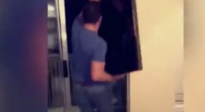 بسبب مباراة .. رجل أمريكي يلقي جهاز التلفزيون من شرفة منزله ! ( فيديو )
