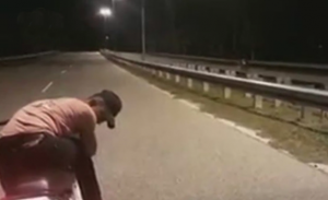 شبح دراجة يثير الرعب على طريق سريع بماليزيا ( فيديو )