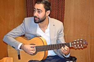 ألمانيا : صحيفة تتحدث عن تجربة لاجئ سوري يعمل كمدرس موسيقى للأطفال