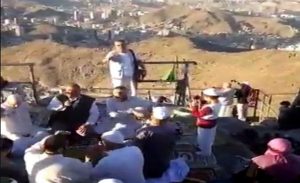 أشخاص يمارسون طقوساً غريبة أعلى جبل ” غار حراء ” بمكة المكرمة ( فيديو )