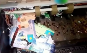 في كازاخستان .. فأران يتلفان ثروة نقدية داخل صراف آلي ( فيديو )