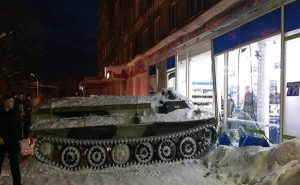 في روسيا .. رجل يسرق ” مدرعة عسكرية ” و يقتحم بها مركزاً تجارياً !