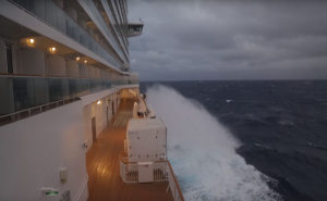 مشاهد تحبس الأنفاس لعاصفة تضرب سفينة في عرض البحر ( فيديو )