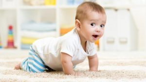 باحثون : زحف الرضع على السجاد يحسن مناعتهم