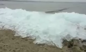 روسيا : أمواج البحر تتحول إلى قطع جليدية حال وصولها للشاطئ بفعل الطقس البارد ( فيديو )