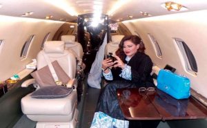 الفنانة الإماراتية أحلام ترسل طائرة خاصة لأحد معجبيها !