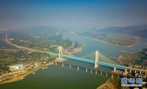 الصين تنجز أول جسر معلق من طابقين في العالم