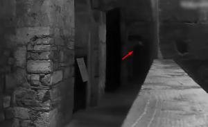 رجل بريطاني يرصد ظهور شبح في أحد السجون المهجورة ( فيديو )