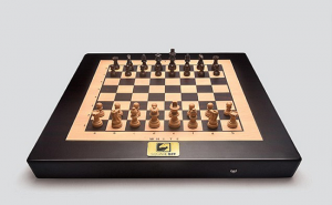ابتكار لوحة شطرنج ذكية تتحرك أحجارها ذاتياً ( فيديو )