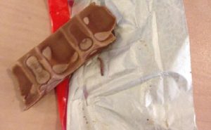 في بريطانيا .. متجر يقدم هدية شوكولا بـ ” الدود ” !