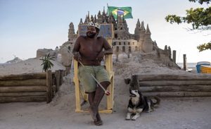رجل برازيلي يعيش 22 عاماً بـ ” قصر رملي ” لتوفير دفع إيجار منزل !