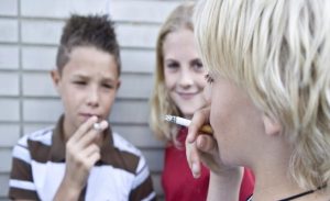 قرية برتغالية تشجع الأطفال على التدخين تتسبب في غضب بأوساط الأجانب