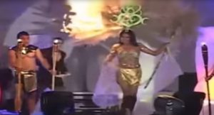 لحظة اشتعال النار في زينة رأس منافسة بمسابقة ملكة جمال السلفادور ( فيديو )