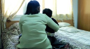 الإمارات : خادمة آسيوية تصور طفلة مخدومتها في وضع مخل