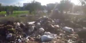 مقبرة لعناصر ميليشيات بشار الأسد المحلية تتحول إلى ” مزبلة ” في جبلة ( فيديو )