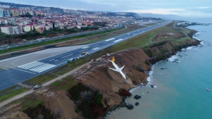تركيا : طائرة تنحرف عن مدرج مطار و توشك أن تسقط في البحر ( فيديو )