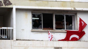 قبرص : متظاهرون يرشقون صحيفة انتقدت عملية ” غصن الزيتون “